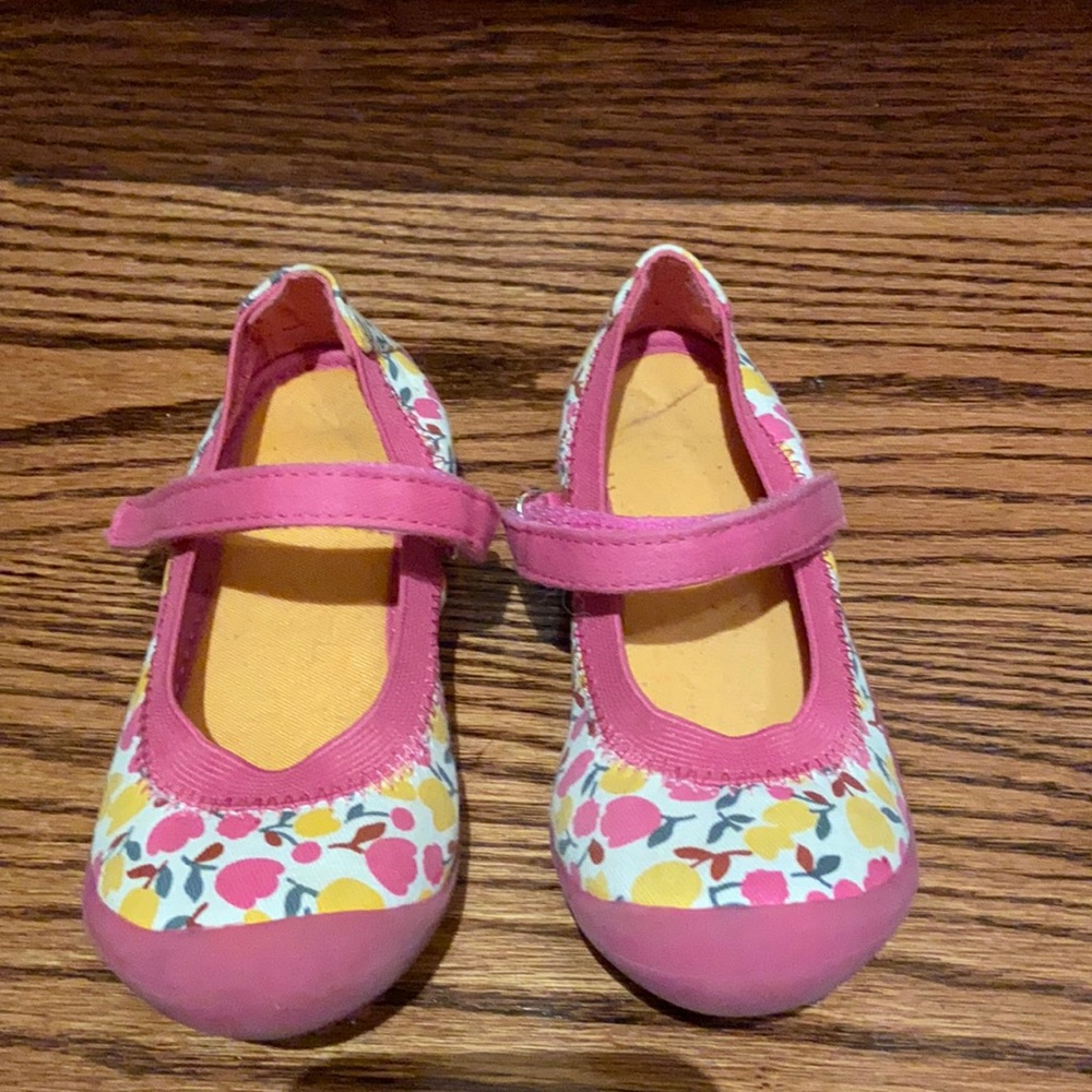 Hanna Andersson Pink and White Dress Shoes Floral Design